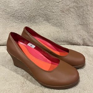 Crocs A-leigh Closed Toe Brown Wedges size 9 memory foam